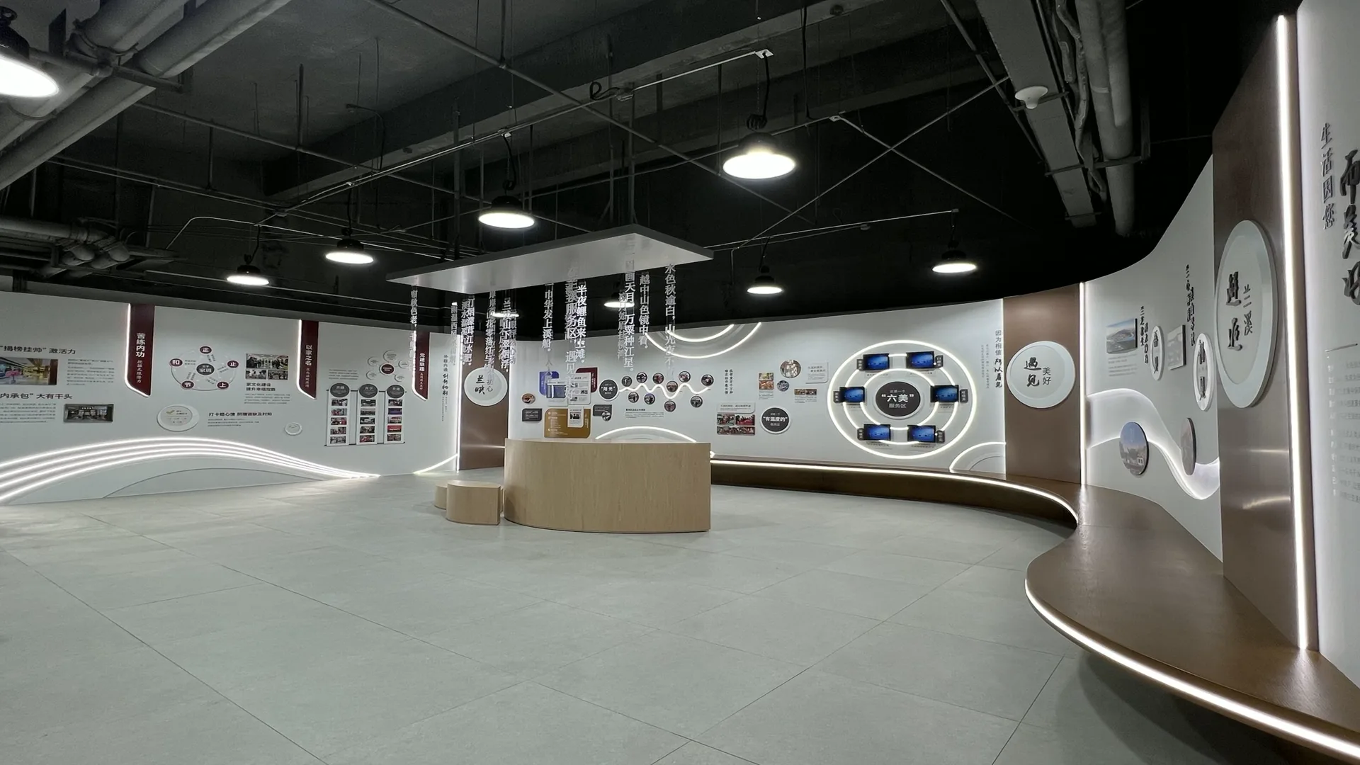 服务区文化展厅实拍:中庭水波座凳、诗词吊挂与篇章墙